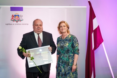 Izglītības un zinātnes ministre Ilze Indriksone pasniedz Ivanam Jānim Mihailovam Ministru kabineta Atzinības rakstu
