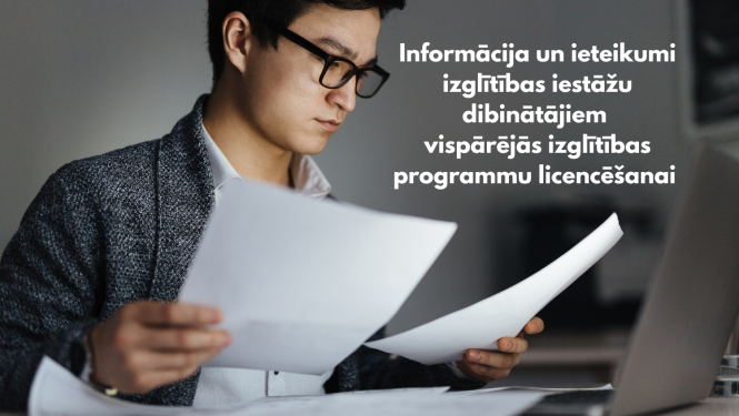 Informācija un ieteikumi izglītības iestāžu dibinātājiem vispārējās izglītības programmu licencēšanai; vīrietis lasa dokumentus