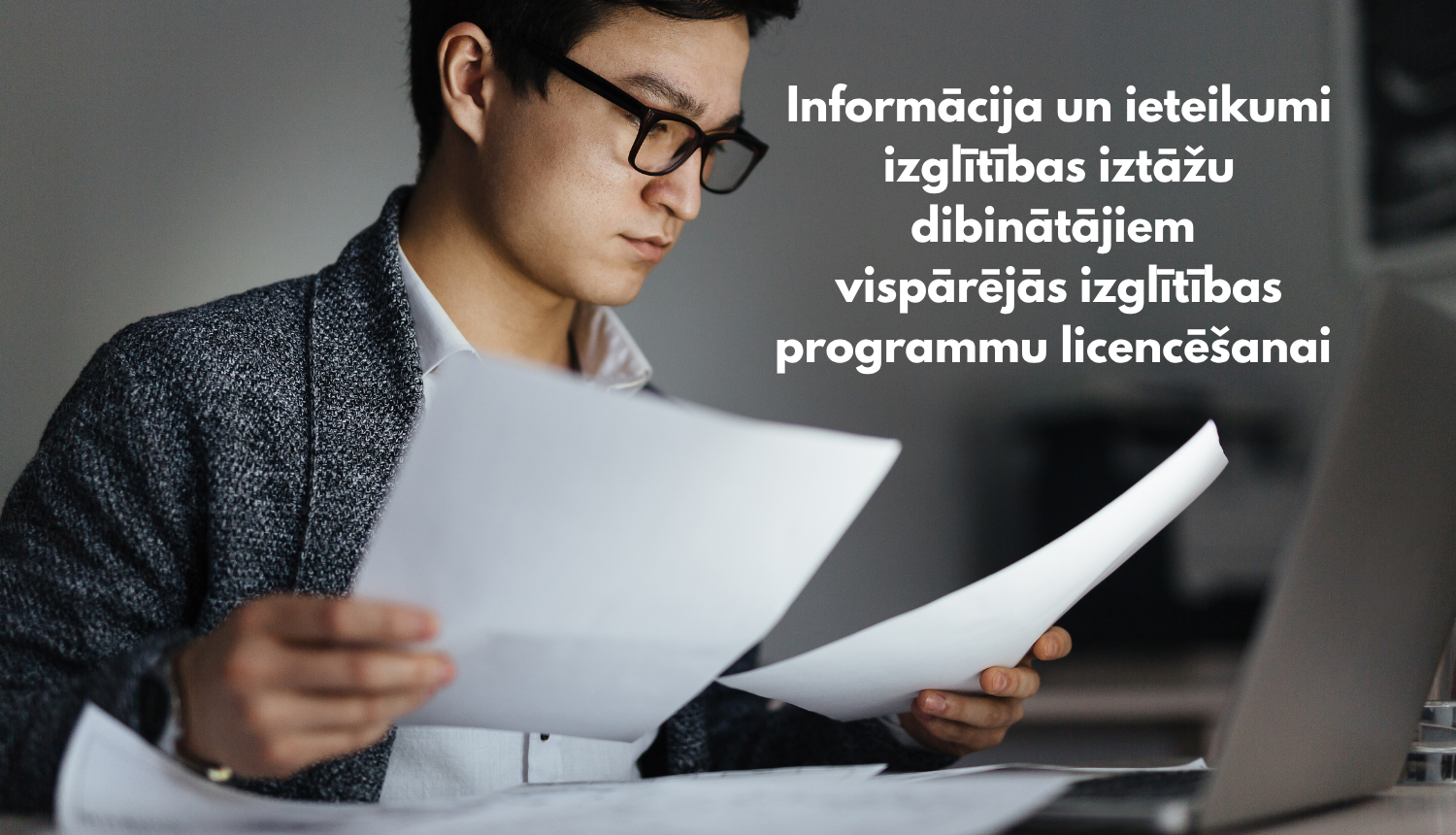 Informācija un ieteikumi izglītības iestāžu dibinātājiem vispārējās izglītības programmu licencēšanai. Vīrietis lasa dokumentus