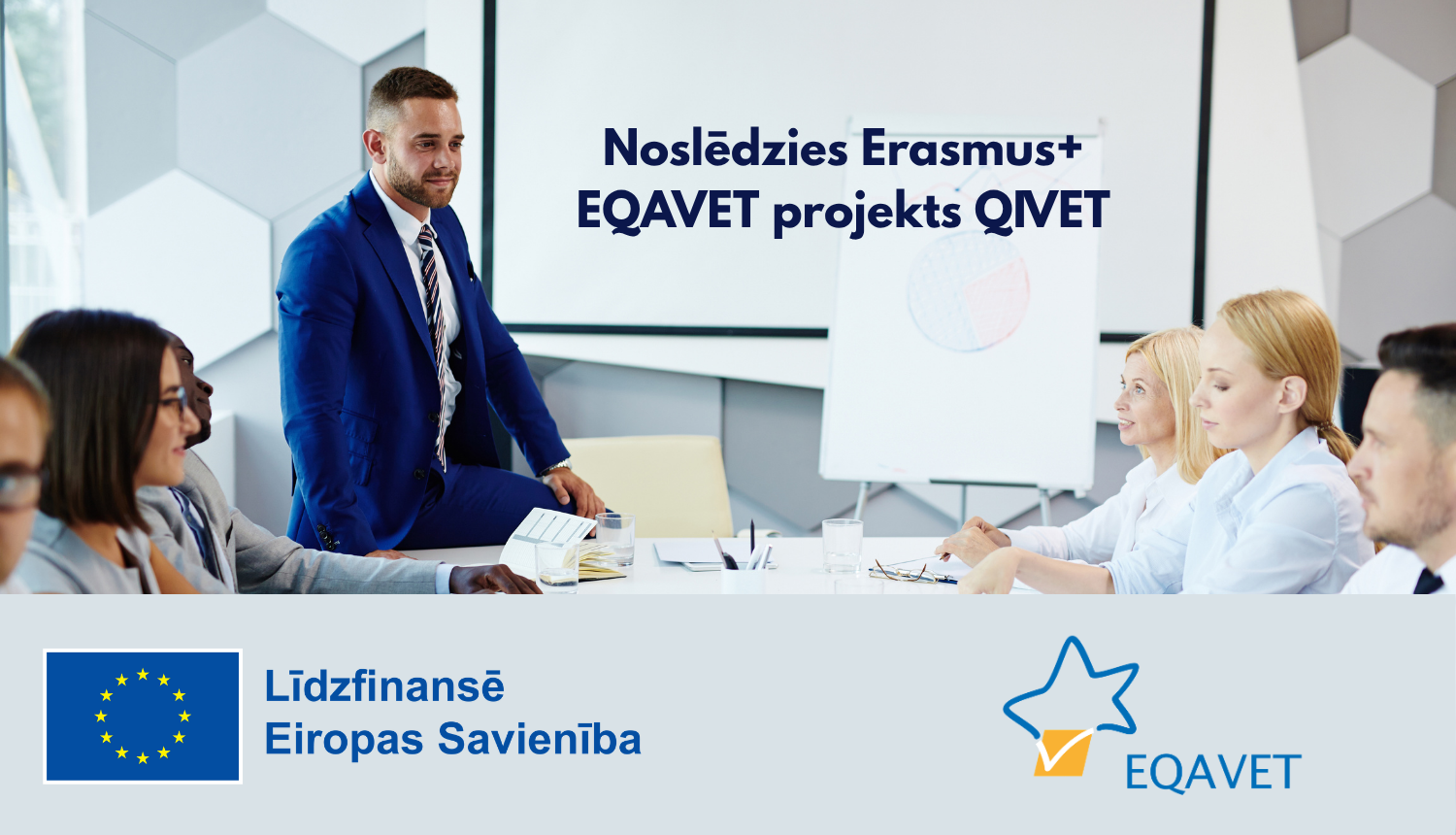 Noslēdzas Erasmus+ EQAVET projekts QIVET. Pieaugušie sarunājas pie galda. "Līdzfinansē Eiropas Savienība" un EQAVET logo