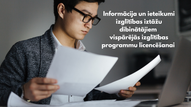 Informācija un ieteikumi izglītības iestāžu dibinātājiem vispārējās izglītības programmu licencēšanai. Vīrietis lasa dokumentus