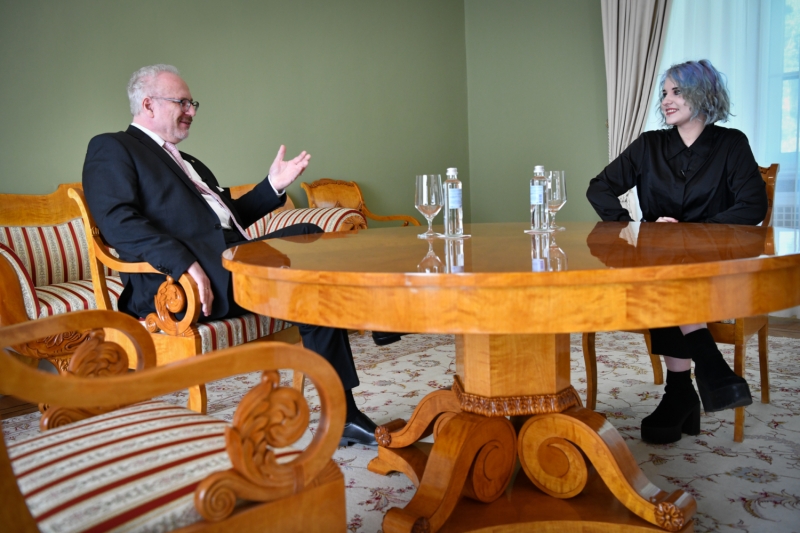 Valsts prezidents Egils Levits sarunājas ar raidījuma "Klase" varoni Aleksu