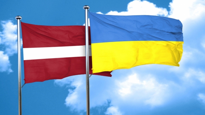 Latvijas karogs un Ukrainas karogs