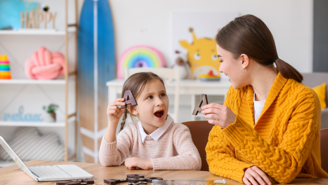 Skolotāja un skolniece mācību laikā