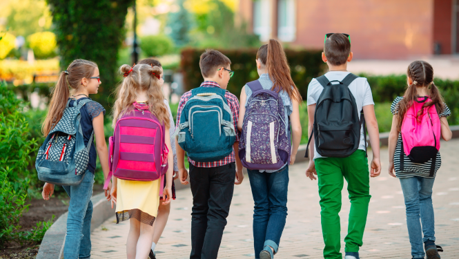 Seši skolēni ar mugursomām plecos