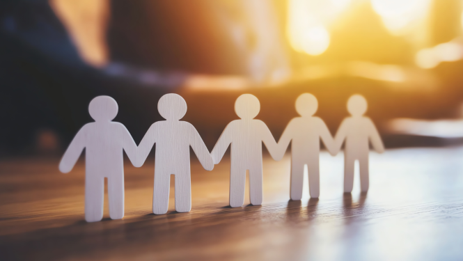 Rokās sadevušās figūras