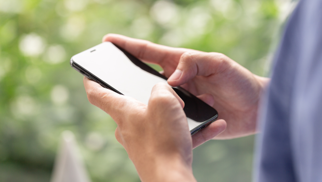 Cilvēka rokas tur telefonu 