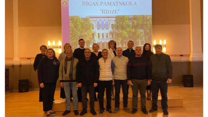 Turcijas delegācijas un pamatskolas "Rīdze" pārstāvji uz prezentācijas "Rīgas pamatskola "Rīdze"" fona