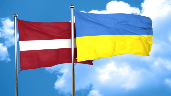Latvijas karogs un Ukrainas karogs