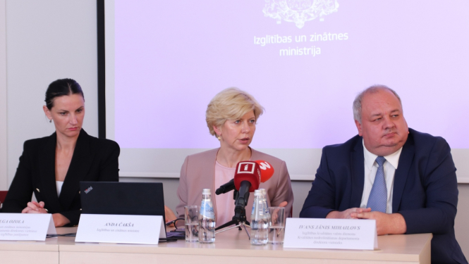 Izglītības un zinātnes ministra Anda Čakša, Izglītības kvalitātes valsts dienesta Kvalitātes nodrošināšanas departamenta direktora vietnieks Ivans Jānis Mihailovs, Izglītības un zinātnes ministrijas Izglītības departamenta direktora vietniece iekļaujošās izglītības jautājumos Olga Ozola