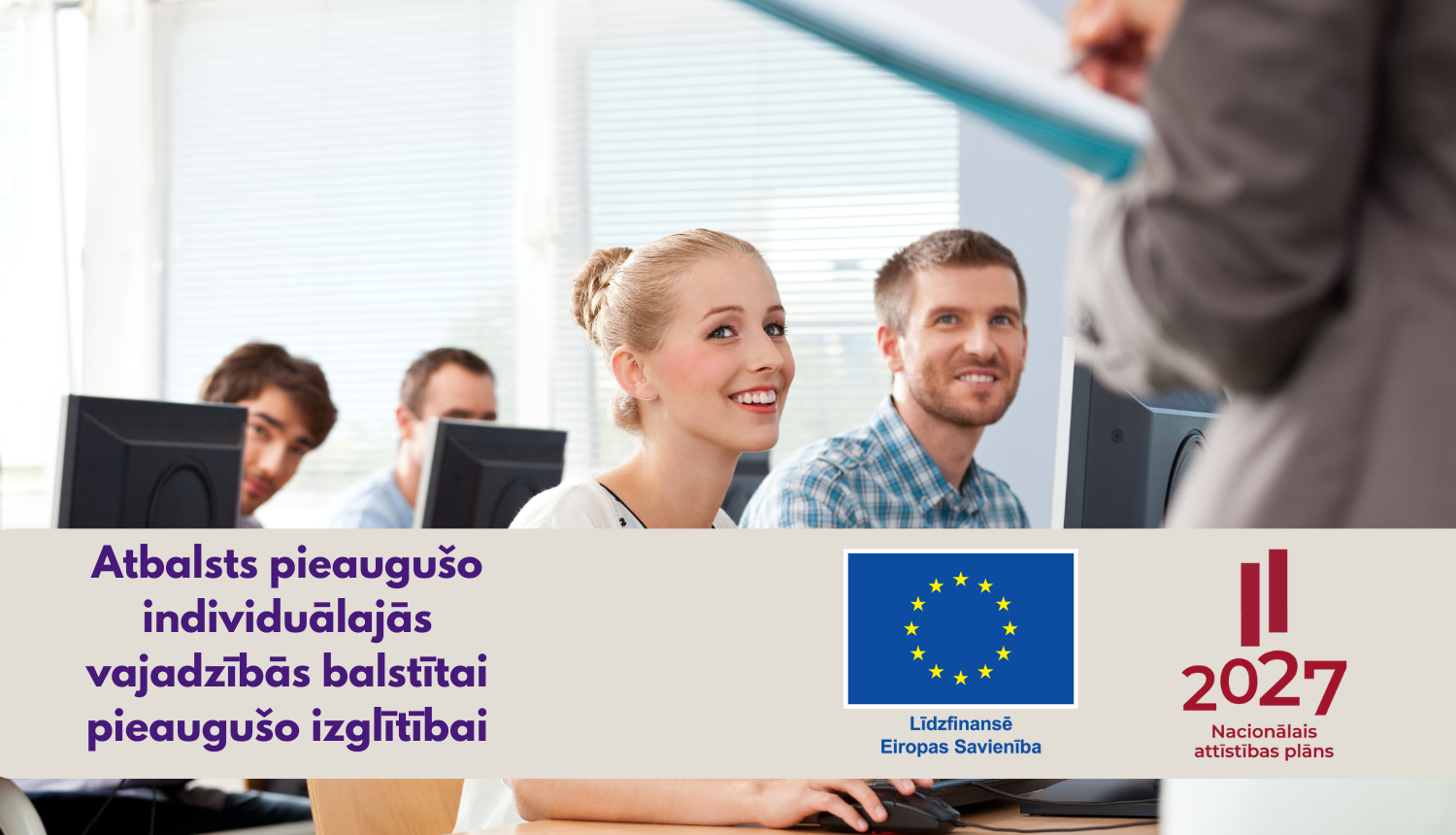 Atbalsts pieaugušo individuālajās vajadzībās balstītai pieaugušo izglītībai, līdzfinansē Eiropas Savienība, Eiropas Savienības un Nacionālā attīstības plāna logo, attēlā - pieaugušie mācās