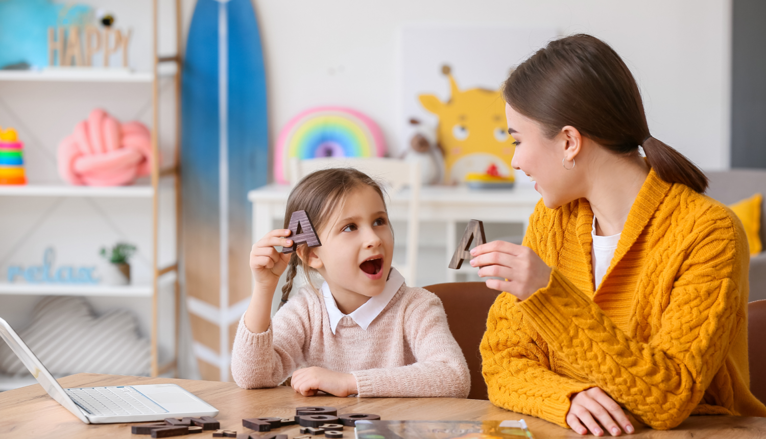 Skolotāja un skolniece mācību laikā