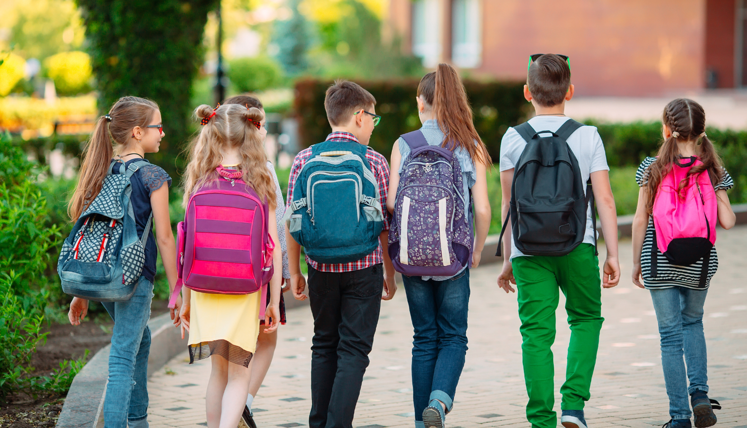 Seši skolēni ar mugursomām plecos