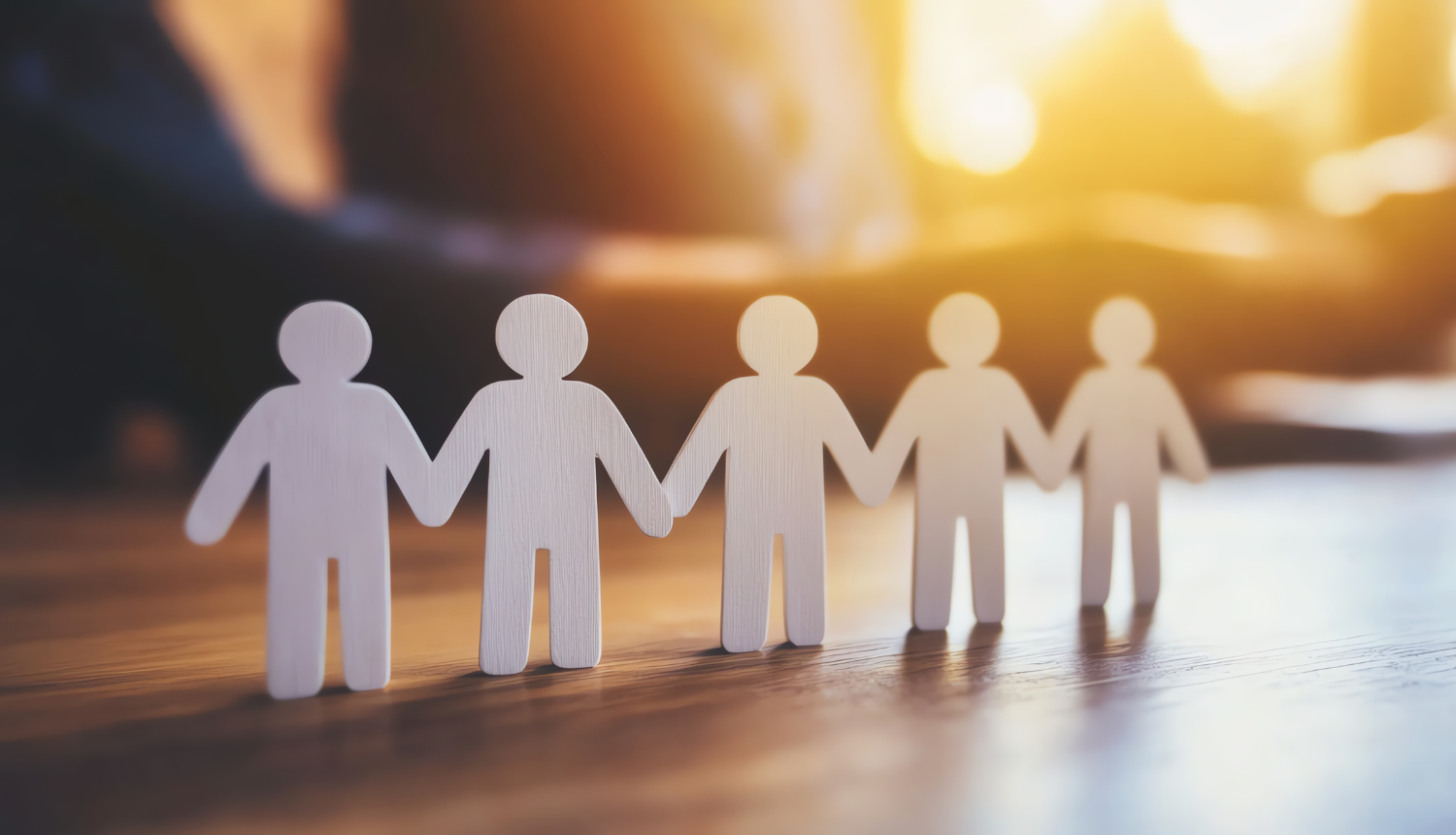 Rokās sadevušās figūras