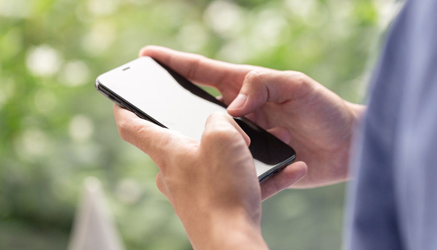 Cilvēka rokas tur telefonu 