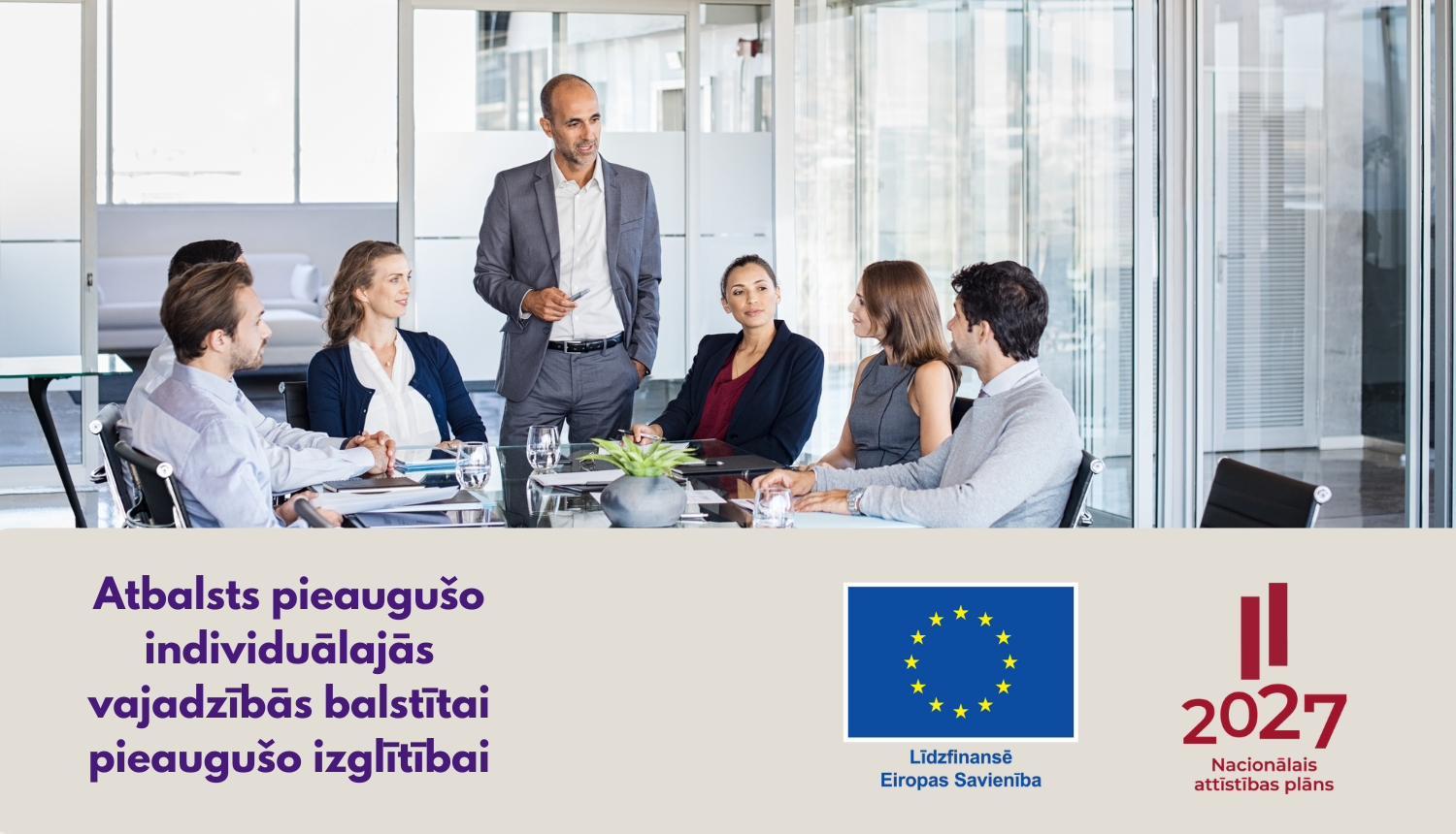 Atbalsts pieaugušo individuālajās vajadzībās balstītai pieaugušo izglītībai, līdzfinansē Eiropas Savienība, Eiropas Savienības un Nacionālā attīstības plāna logo, attēlā - pieaugušie mācās