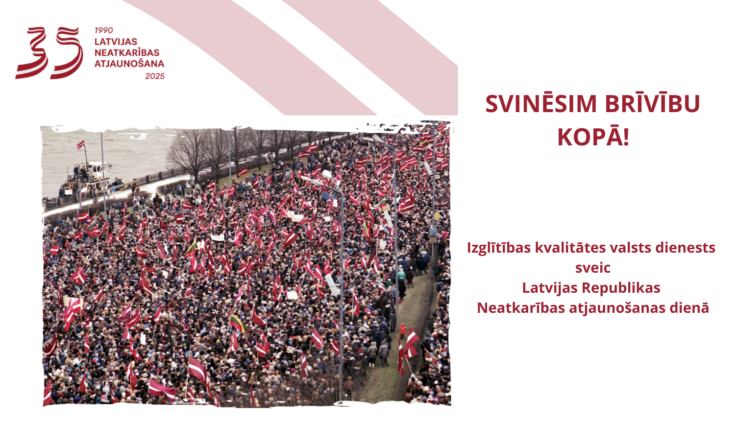 Daudzu cilvēku mītiņš ar Latvijas karogiem rokās, Latvijas Neatkarības atjaunošana 35 logo, Svinēsim brīvību kopā
