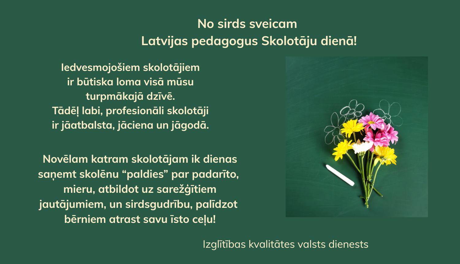 No sirds sveicam Skolotāju dienā. Ziedu pušķis un krīts uz tāfeles 